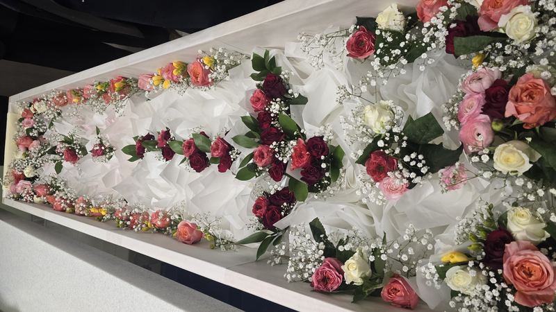 붉은 장미와 소국으로 놓은 꽃길